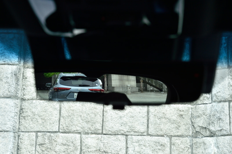 新型ハリアーに搭載されるデジタルインナーミラーは鏡面ミラーとワンタッチで切り替えが可能。ミラー下部にあるスイッチで設定の変更ができる