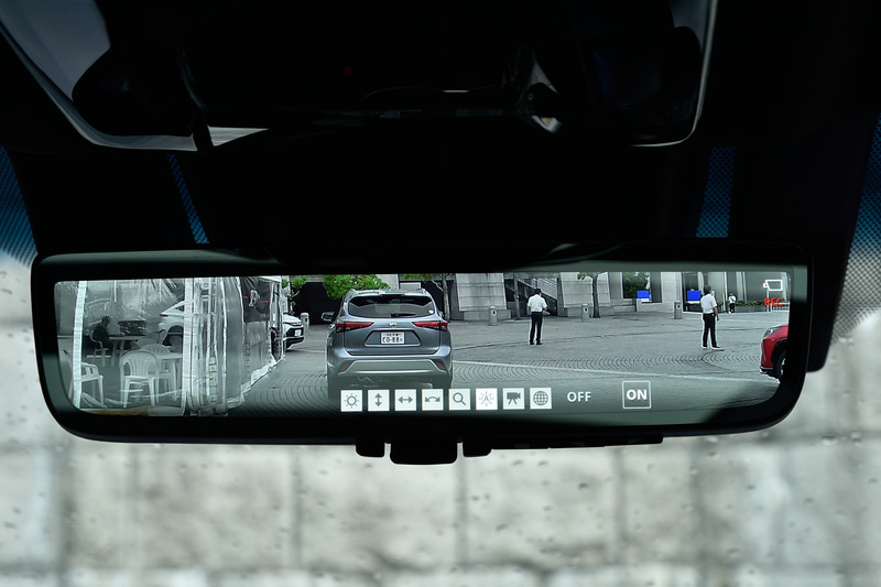 新型ハリアーに搭載されるデジタルインナーミラーは鏡面ミラーとワンタッチで切り替えが可能。ミラー下部にあるスイッチで設定の変更ができる