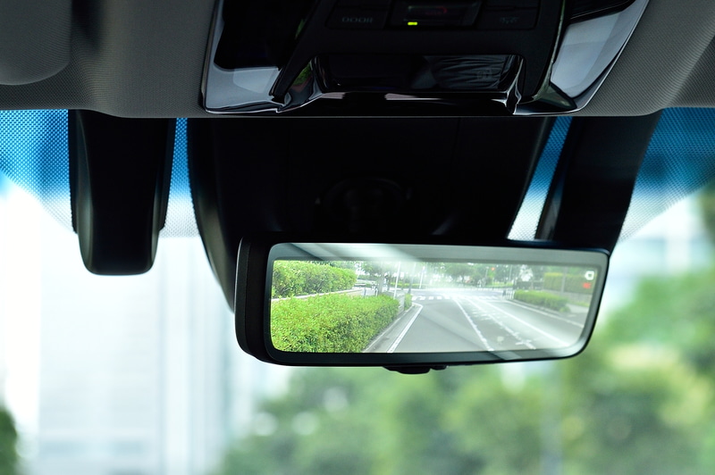 鏡面ミラーの位置でデジタルミラーモードにすると見づらさを感じることがあるため、ミラー本体の位置を体と正対させるように大きく向きを変えると、見やすさが上がる