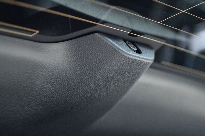 フロントは最も右側にあるカメラで映像を録画。後方の映像はハイマウントストップランプ下にあるカメラで録画する