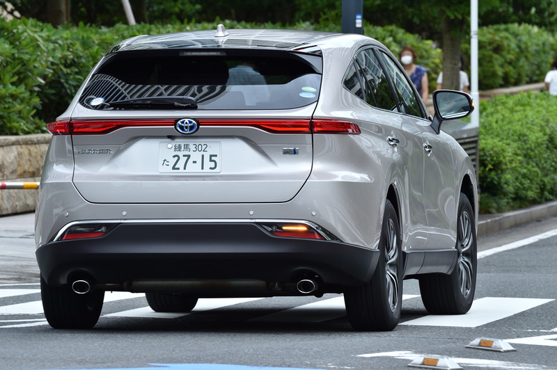 右ウインカーが出ているのだが、理解するまでにほんの一瞬、脳の処理が追いつかなくなるようなタイムラグが生じる