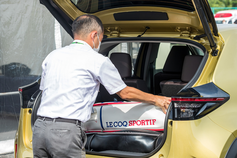 会場では9.5インチのゴルフバックを2個、または110Lの大型スーツケース2個、A形のベビーチェアを積載することが可能なデモンストレーションが行なわれた