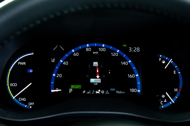 ヤリスクロスではパーキングブレーキが電動式となり、レーダークルーズコントロールが全車速追従機能付に。また、E-Fourは悪路など滑りやすい路面向けの「TRAIL」モード、雪道でのスムーズな発進を行なう「スノー」モードを選択可能なダイヤル（写真右）が付く