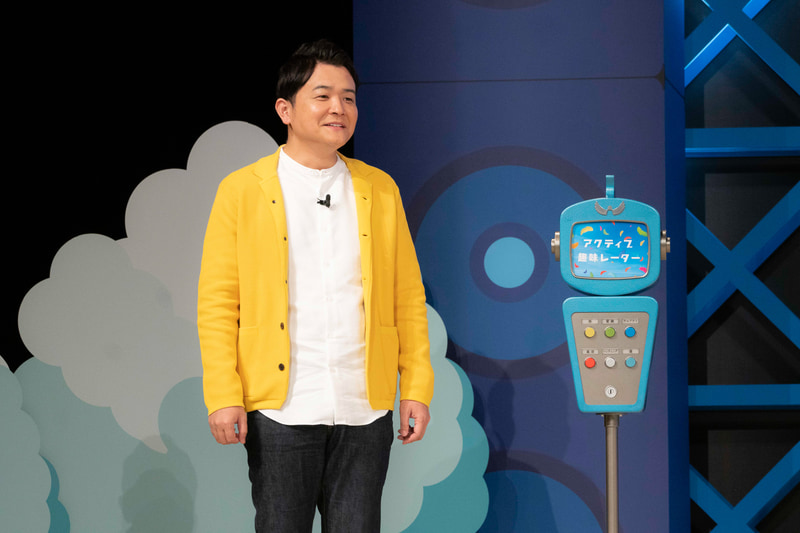 「アクティブ趣味レーター」なる機械のボタンを押して、その場所にちなんだトークを展開