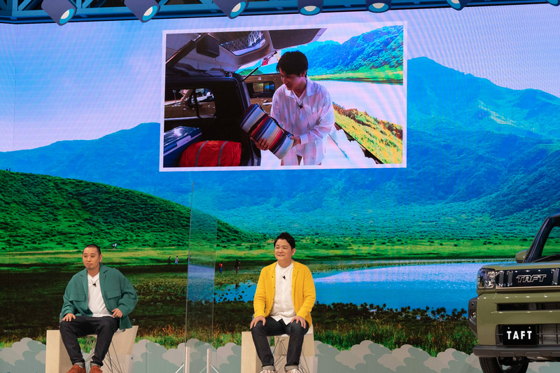 中川さんがタフトのラゲッジに詰まったキャンプグッズを見てうれしそうにしているのを、羨ましそうに見る千鳥の2人