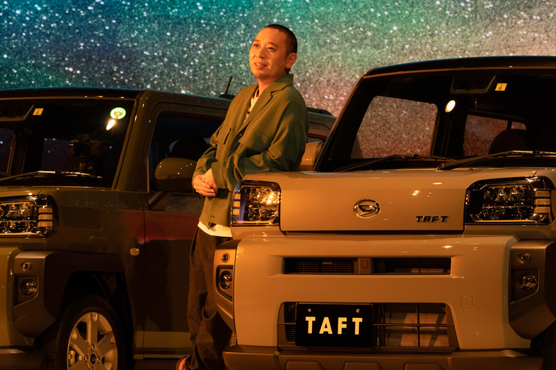 タフトに寄りかかってロマンティックな話をしようとしている千鳥の大悟さん