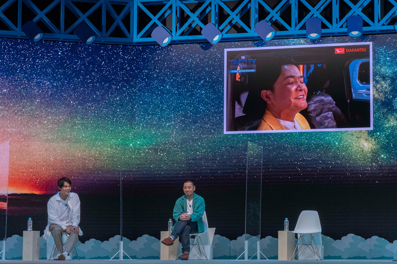 タフトの運転席に座って、スカイフィールトップ越しの夜空を満喫しながらロマンティックな話をしようとしている千鳥のノブさん