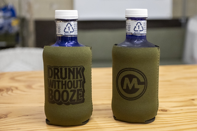 イベント中にオンラインショップからゴードン ミラーの商品を購入すると価格が5％OFFになり、さらに送料が無料になる。また、会場で決済画面をスタッフに見せるとイベント限定のオリジナルのクージー（保冷、保温効果のあるドリンクカバー）をプレゼントしている