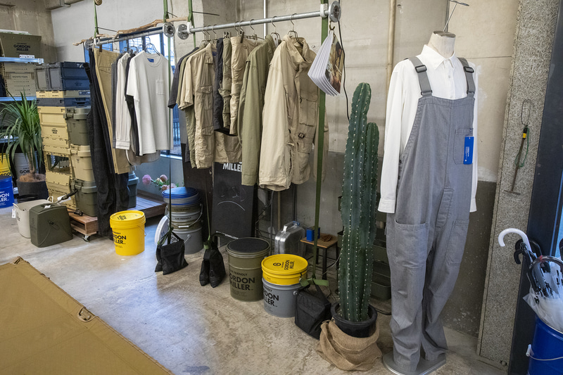 ゴードン ミラーはガレージライフを楽しむためのアイテムやアウトドアグッズを手掛けるブランドで、ガレージライフ譲りの機能的とタフさを併せ持つ作りなっているのが特徴。加えてデザイン性も優れているので、男性はもちろんアウトドア好きな女性からの支持も受けているという