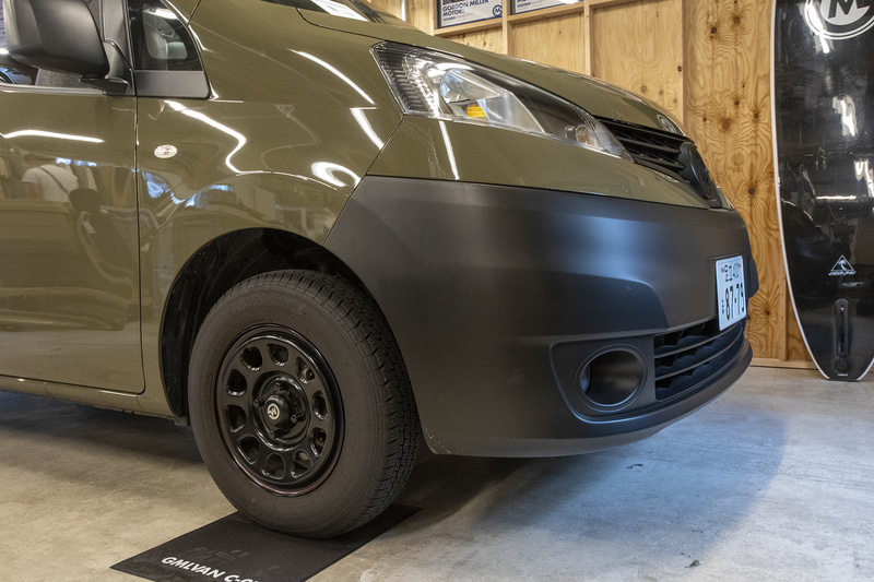 黒いバンパーにフラットブラックのグリル。黒いホイール（オプション）と道具感溢れる仕上がりのエクステリア