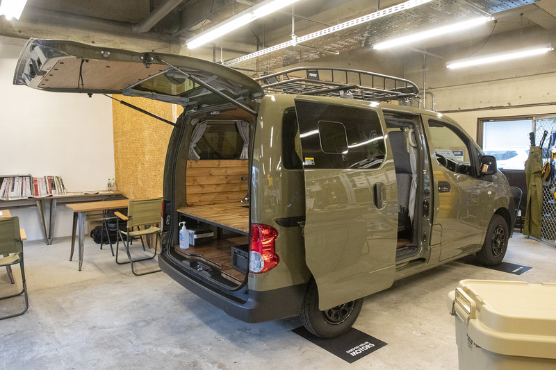 ベースキャリア、ルーフラック、専用ホイールはオプション。未装着だがサイドオーニングのオプションもある