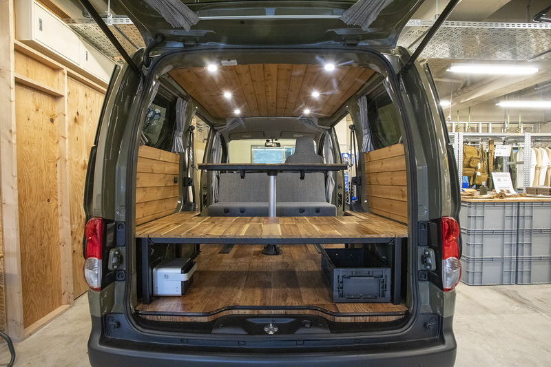 GMLVAN V-01のインテリア。内装はアカシアなどの天然木で仕上げている。天井ライトはLED