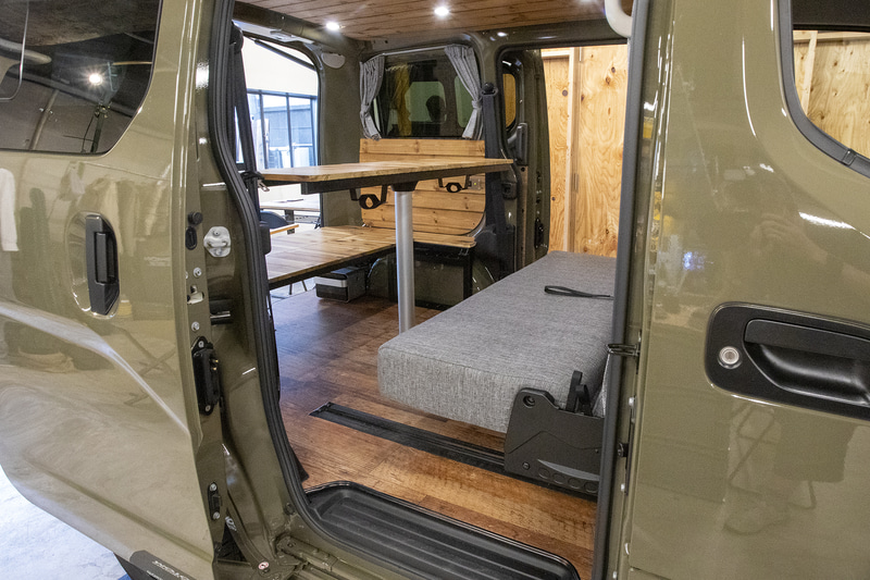 セカンドシートを後ろ向きにしてフロアに着脱式のポールを立てて、フロアボードのセットすると対面式のテーブルができる