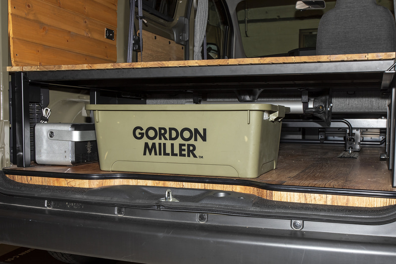 フロア下には荷物が置けるスペースがあるので、就寝スペース周辺が散らからずに済む