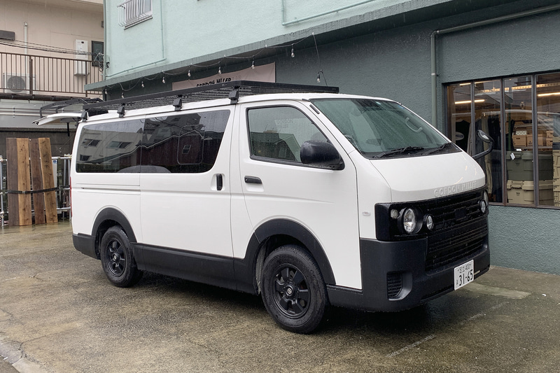 オリジナルの丸目4灯フェイスになり、サイドもブラックガーニッシュを追加する「GMLVAN V-01」（トヨタ ハイエースベース）。価格は486万6400円（2WD/2.0リッターガソリン）。ルーフラック、専用ホイールはオプション
