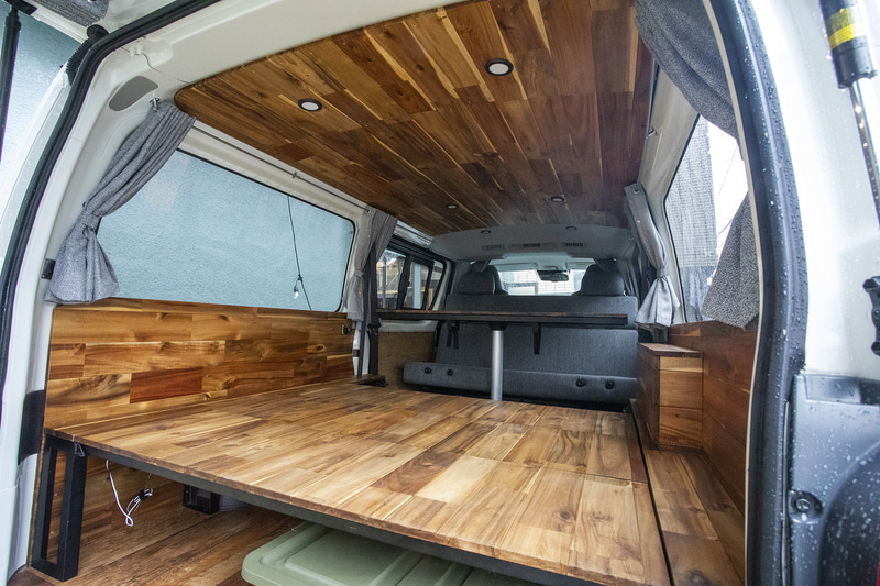 天然木に覆われたインテリア。フロアボードは4枚に分割できるので積載メインの使い方も可能。こうした機能は現地で見たいものだ