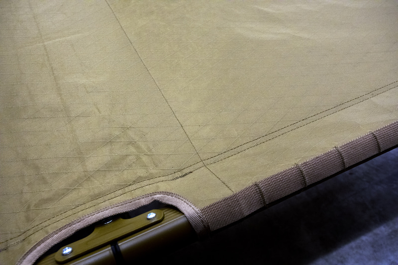 こちらはコット。ゴードン ミラーのコット、チェアに使用している生地は一般的なアウトドア用品よりも擦れや引っ張りに強い高耐久性のものを使用。このあたりはガレージライフから発展したアイデアだという