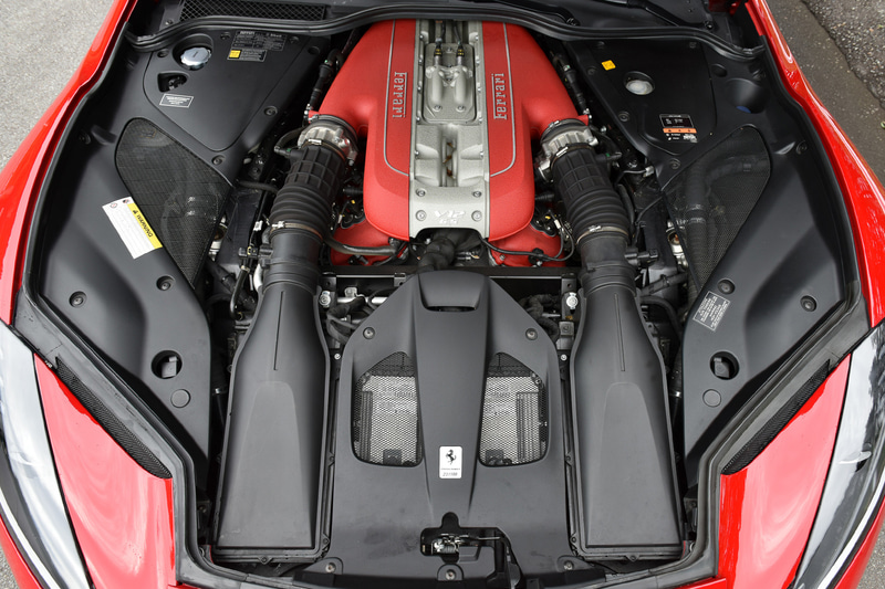 V型12気筒6.5リッターエンジンは、最高出力588kW（800HP）/8500rpm、最大トルク718Nm/7000rpmを発生。最高速340km/h、0-100km/h加速2.9秒、0-200km/h加速7.9秒を達成する