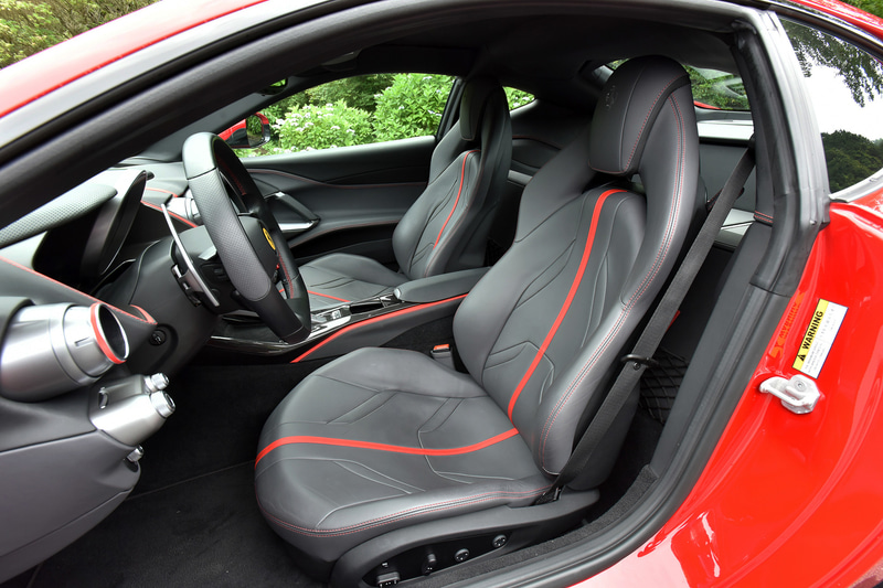 先進的なデザインのインパネや人間工学的に優れた形状のシートを採用する812 スーパーファストのインテリア