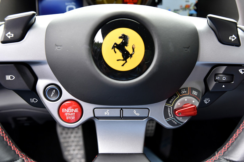 先進的なデザインのインパネや人間工学的に優れた形状のシートを採用する812 スーパーファストのインテリア