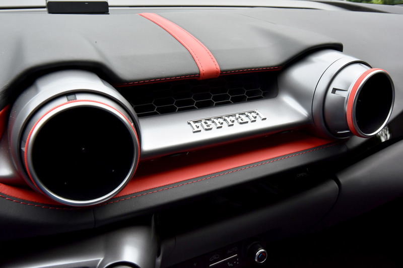 先進的なデザインのインパネや人間工学的に優れた形状のシートを採用する812 スーパーファストのインテリア