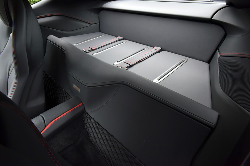 先進的なデザインのインパネや人間工学的に優れた形状のシートを採用する812 スーパーファストのインテリア