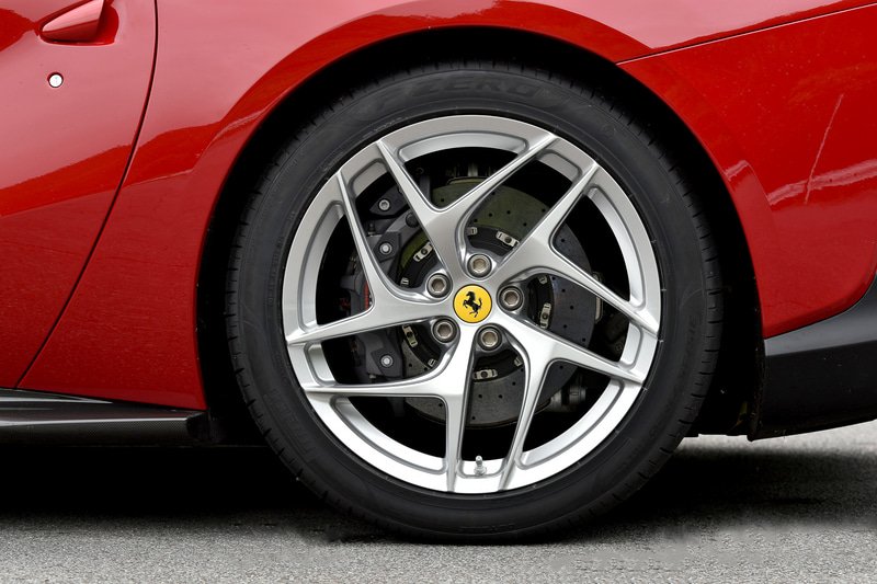 撮影車は前後20インチの鍛造ホイールを装着。タイヤはピレリ「P ZERO」で、サイズはフロント：275/35ZR20、リア：315/35ZR20