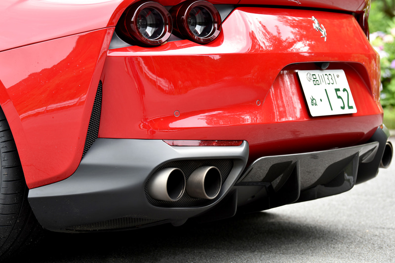 外観ではハイ・テールの2ボックススタイルが1969年の「365GTB4」を想起させ、フルLEDヘッドライトは隆起するフロントホイールアーチを含めてボンネットのエアインテークと一体でデザインすることでフロントの力強さを強調。リアまわりでは、フェラーリ伝統の4灯丸型テールランプが水平方向に広がるフォルムを強調し、スポイラーとキャビンを低く見せる視覚的効果によってワイド＆ローを演出しているという。エキゾーストパイプはチタニウム製