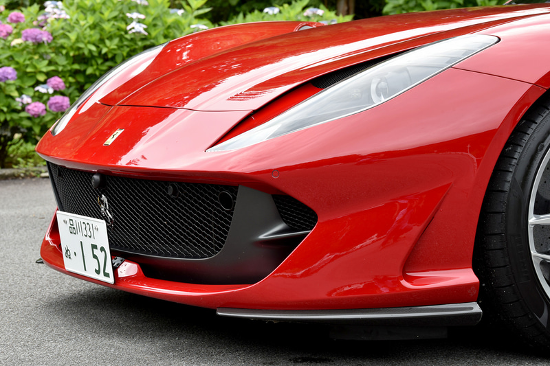 外観ではハイ・テールの2ボックススタイルが1969年の「365GTB4」を想起させ、フルLEDヘッドライトは隆起するフロントホイールアーチを含めてボンネットのエアインテークと一体でデザインすることでフロントの力強さを強調。リアまわりでは、フェラーリ伝統の4灯丸型テールランプが水平方向に広がるフォルムを強調し、スポイラーとキャビンを低く見せる視覚的効果によってワイド＆ローを演出しているという。エキゾーストパイプはチタニウム製