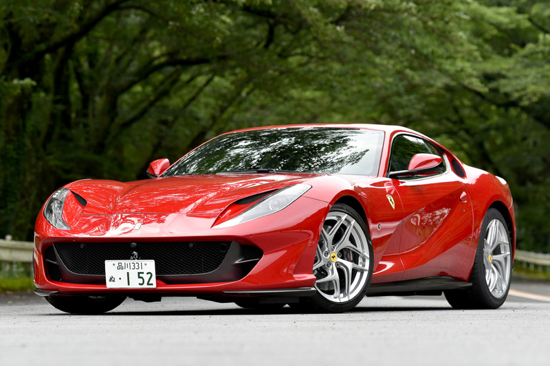 今回試乗したのは2017年のジュネーブショーで世界初公開された「812 スーパーファスト」。フェラーリの“プロダクション・エンジン史上最強”を謳うV型12気筒6.5リッターエンジンを搭載するFRモデルになる。ボディサイズは4657×1971×1276mm（全長×全幅×全高）、ホイールベースは2720mm。乾燥重量は1525kg。ボディカラーは「Rosso 70 Anni」