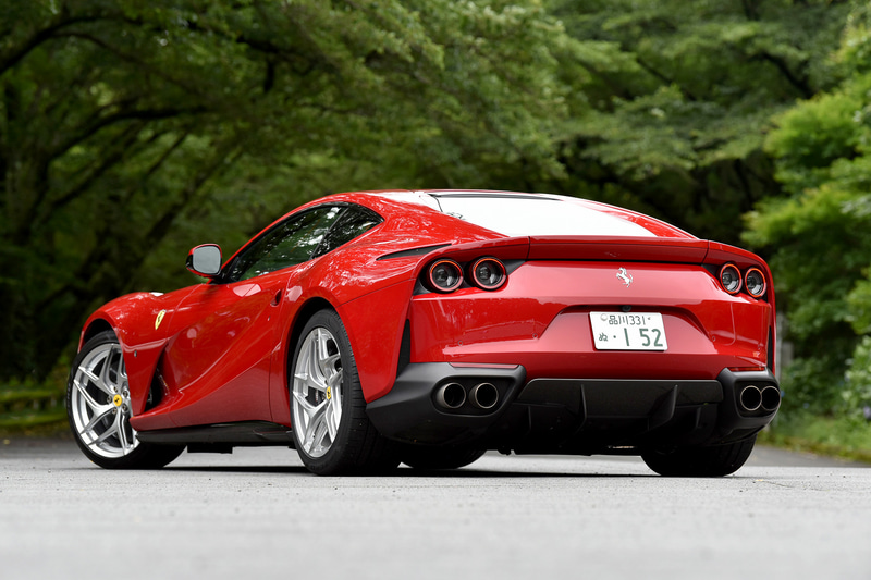 今回試乗したのは2017年のジュネーブショーで世界初公開された「812 スーパーファスト」。フェラーリの“プロダクション・エンジン史上最強”を謳うV型12気筒6.5リッターエンジンを搭載するFRモデルになる。ボディサイズは4657×1971×1276mm（全長×全幅×全高）、ホイールベースは2720mm。乾燥重量は1525kg。ボディカラーは「Rosso 70 Anni」
