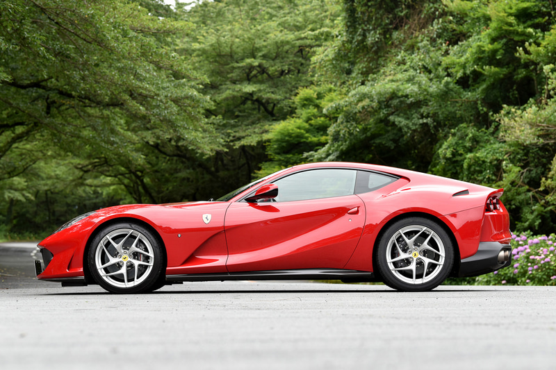 撮影車は前後20インチの鍛造ホイールを装着。タイヤはピレリ「P ZERO」で、サイズはフロント：275/35ZR20、リア：315/35ZR20