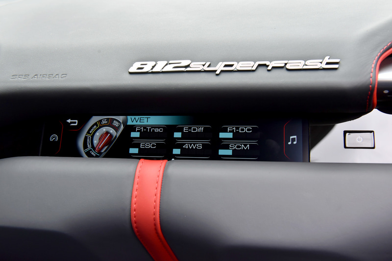 助手席前にも液晶モニターが備わり、ドライブモード“マネッティーノ”のセッティング状況が見られる