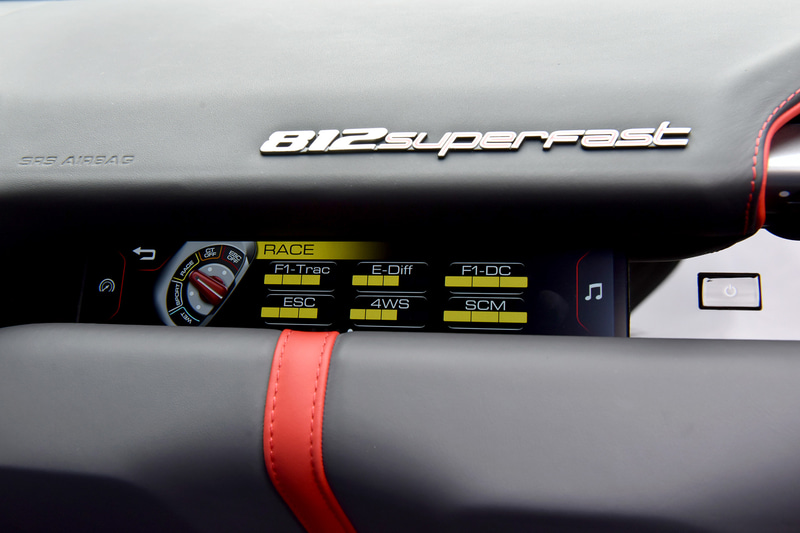 助手席前にも液晶モニターが備わり、ドライブモード“マネッティーノ”のセッティング状況が見られる