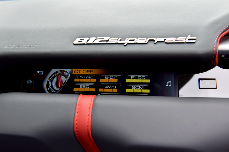 助手席前にも液晶モニターが備わり、ドライブモード“マネッティーノ”のセッティング状況が見られる