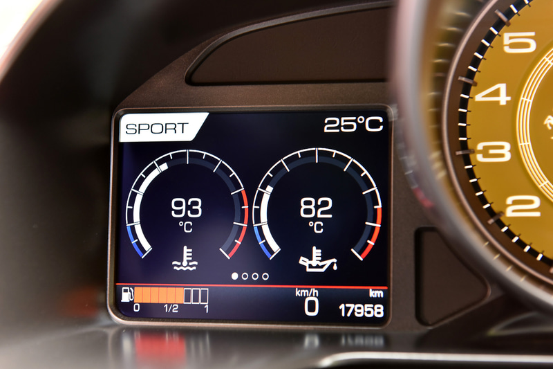 メーター表示例。タイヤ空気圧やバッテリー電圧、水温/油温などの確認が可能