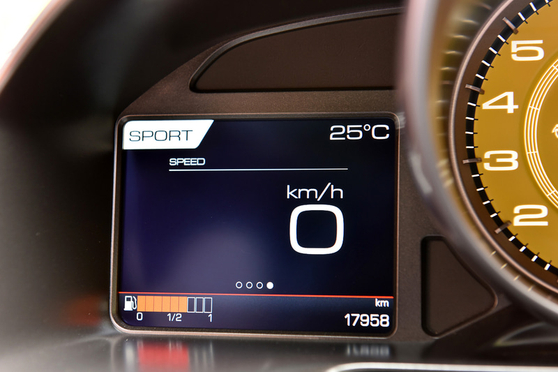 メーター表示例。タイヤ空気圧やバッテリー電圧、水温/油温などの確認が可能