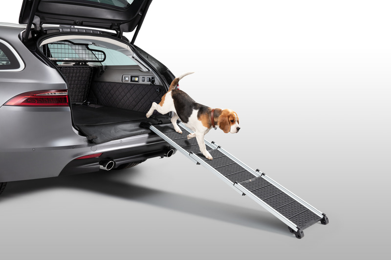 乗り降りに便利なスロープや、ソフトなキルティング生地でペットに優しいライナーなどを装備