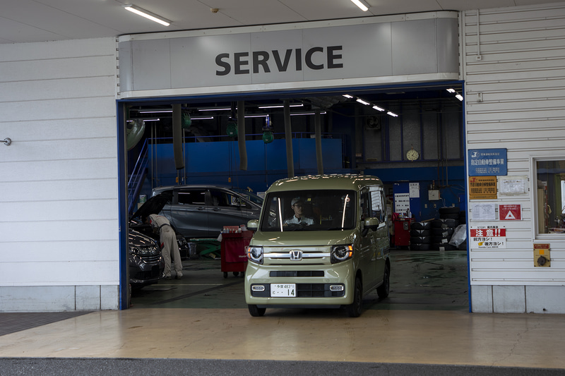 車検を取る手段はユーザー車検やガソリンスタンド、車検専門店などいくつかあるが、筆者はいつものホンダカーズ東京中央 調布インター店にお願いした