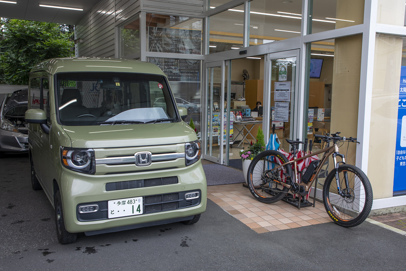 今回は点検と検査を2日に分けて行なったの、でN-VANは工場に一泊することに。そこで帰りの足として、今お借りしているネストのe-bike「X-VALLEY E6180」を積んでいった。梅雨が長引いていてまだできていないが次回はこのMTBタイプのe-bikeで山道に走りに行こうと思っている