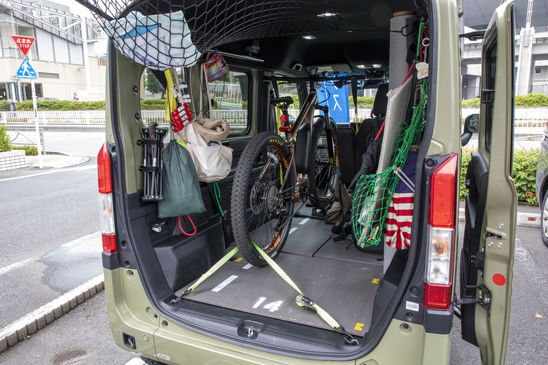 大柄でハンドル幅が広いMTBでもN-VANなら普通に載せられる。いつものジョルカブに比べると積むのも降ろすのも楽で作業もすぐ終わる。e-bike、欲しいです