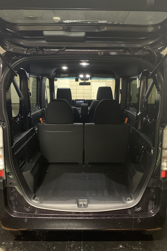 2列目シートにあるヘッドレストふうのパーツは「リアピロー」という背もたれの延長パーツなので、これは外した状態でも車検には関係ない