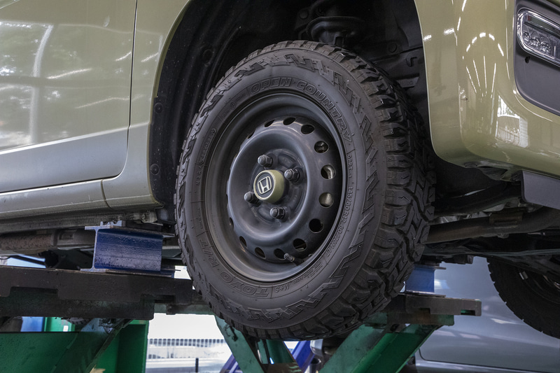 貨物車には耐荷重値の高いバン用タイヤが設定されているので、乗用車用タイヤではサイズが合っていても車検は通らない。履いている期間が短いスタッドレスタイヤではうっかり乗用車用を履いてしまうクルマもあるようなので、スタッドレスタイヤの時期に車検を迎える際はタイヤの種類に注意