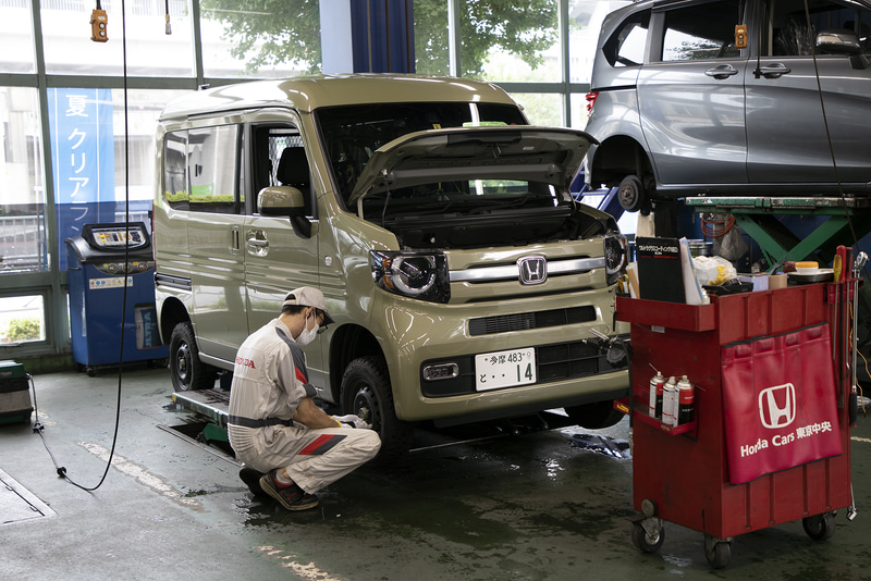 許可を得て工場内で撮影させてもらう。継続検査を行なう前に車体の状態をチェックする。今回は2日に分けて作業を行なったけど、1日でやることも可能だ