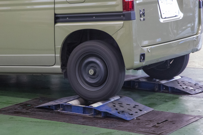 サイドスリップ、スピードメーターなどの検査中。4WDなのでリア用のローラーをセットして行なう