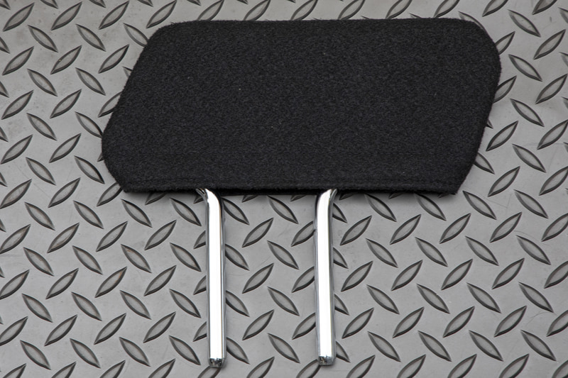 ヘッドレストと同じようにプッシュボタンを押すと引き抜ける作り。パイプを曲げたものに布のカバーがかかっている