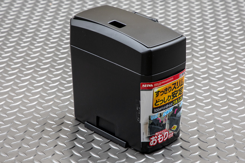 購入したゴミ箱。底に重りが付いているので中身が空のときでも安定感がある。また、ぶらさげたときにも重心が底部にあると走行時の振動などがあっても箱のビビりが起こりにくいはず