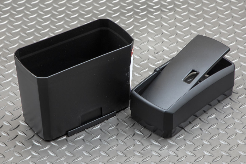 このように上側が分かれるので中の掃除もやりやすい。フタはシーソー式のほか、フラップ式に横にも開く作り