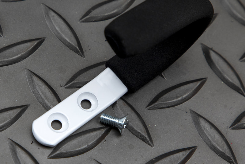 フックにはタッピングビスが付属しているが、長さがありすぎるのと付き出た側が尖っているのが気になった。そこでタッピングではない短いネジを一緒に購入。フックのねじ穴がテーパーなので形状は皿ネジだ