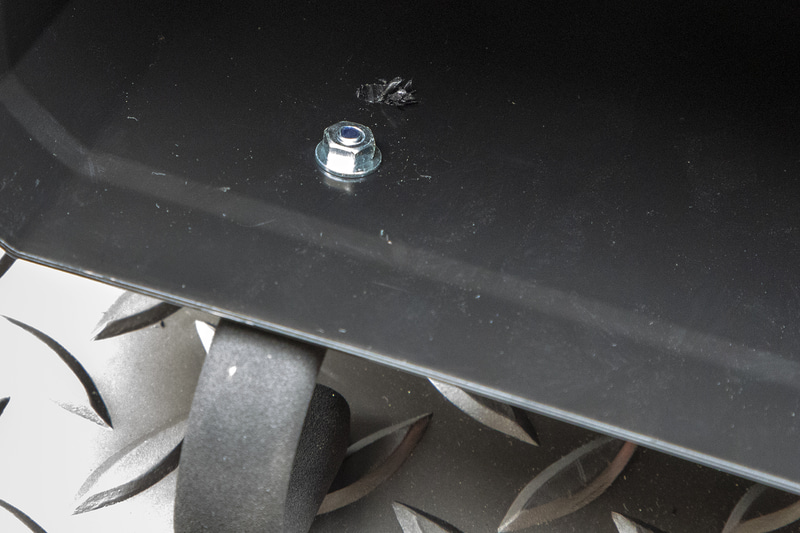 裏側、ナットで留めると長さはぴったりでゴミが引っかかったりしにくい。ネジのサイズはM4で長さは10mm